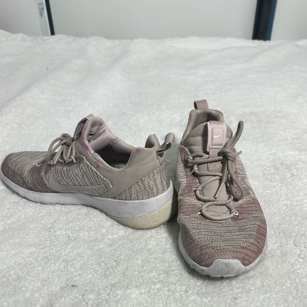 Nike light pink women shoes